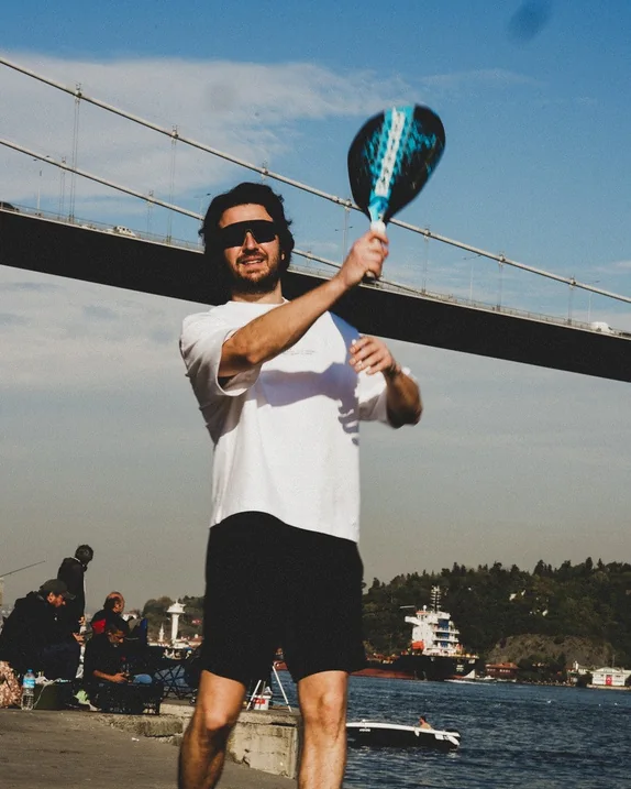 Padel raketiyle oynayan davetli